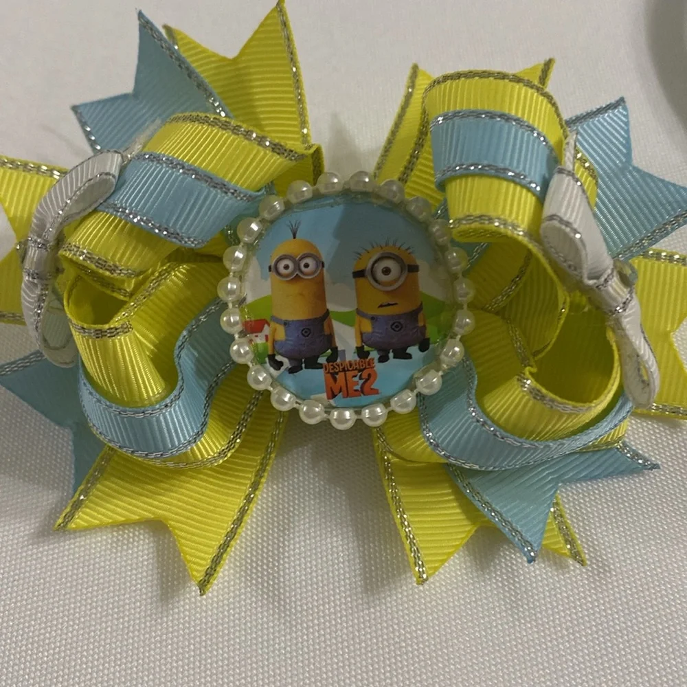 Lot of 3 children’s hair accessories.